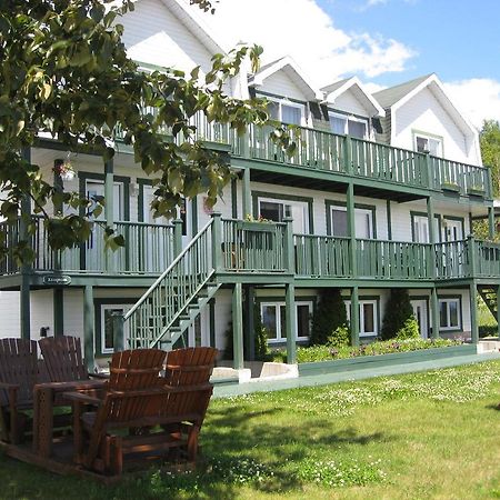 Hotel Sous La Croix 152725 Тадуссак Экстерьер фото