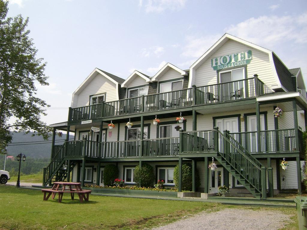 Hotel Sous La Croix 152725 Тадуссак Экстерьер фото